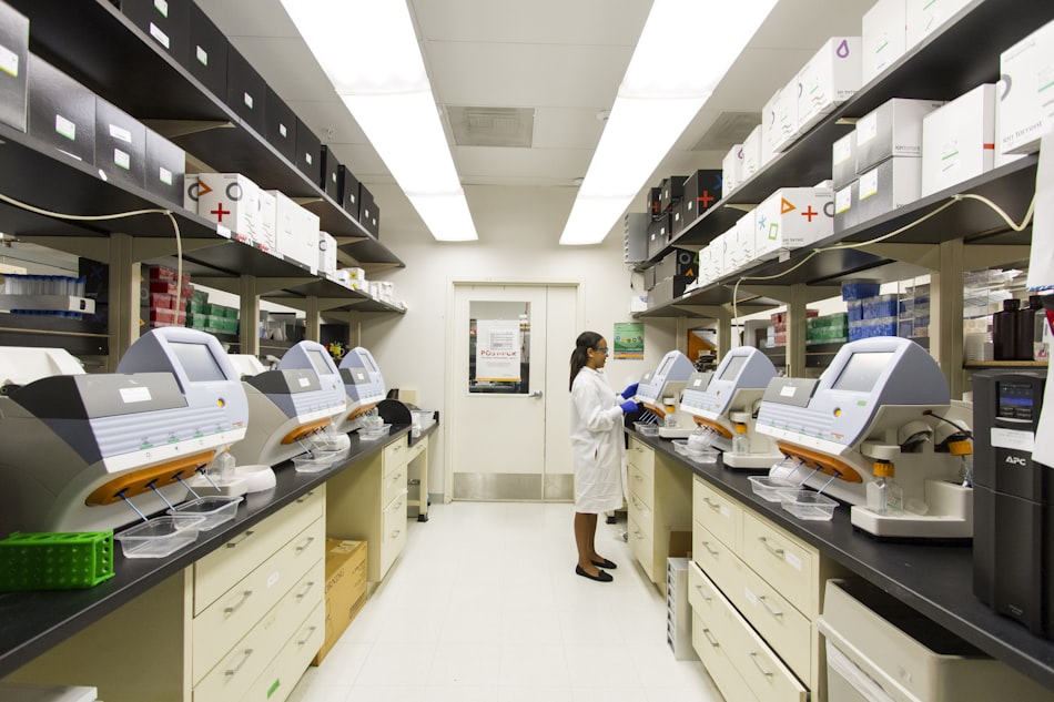 Helio Genomics scientist analyzing a blood-based sample in the lab